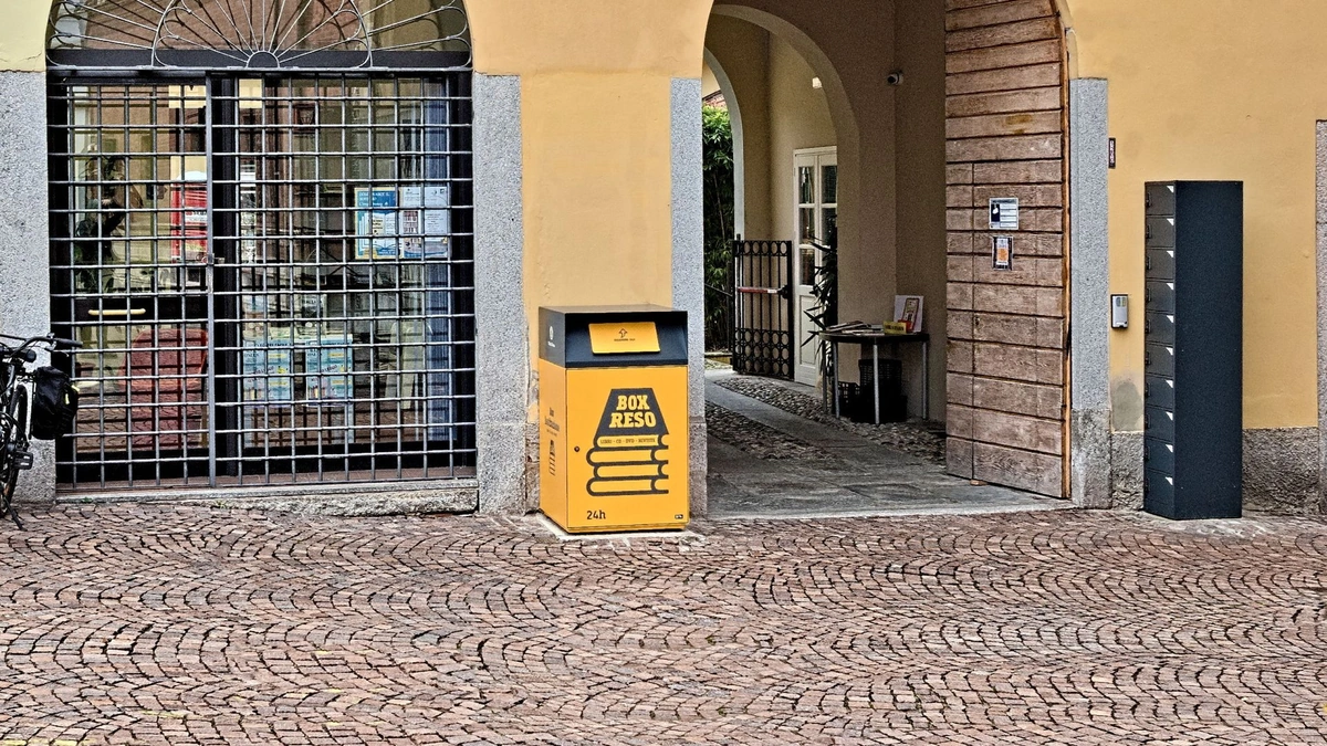 Biblioteca Civica di Arona (ingresso) - Foto a cura del Foto Club Arona