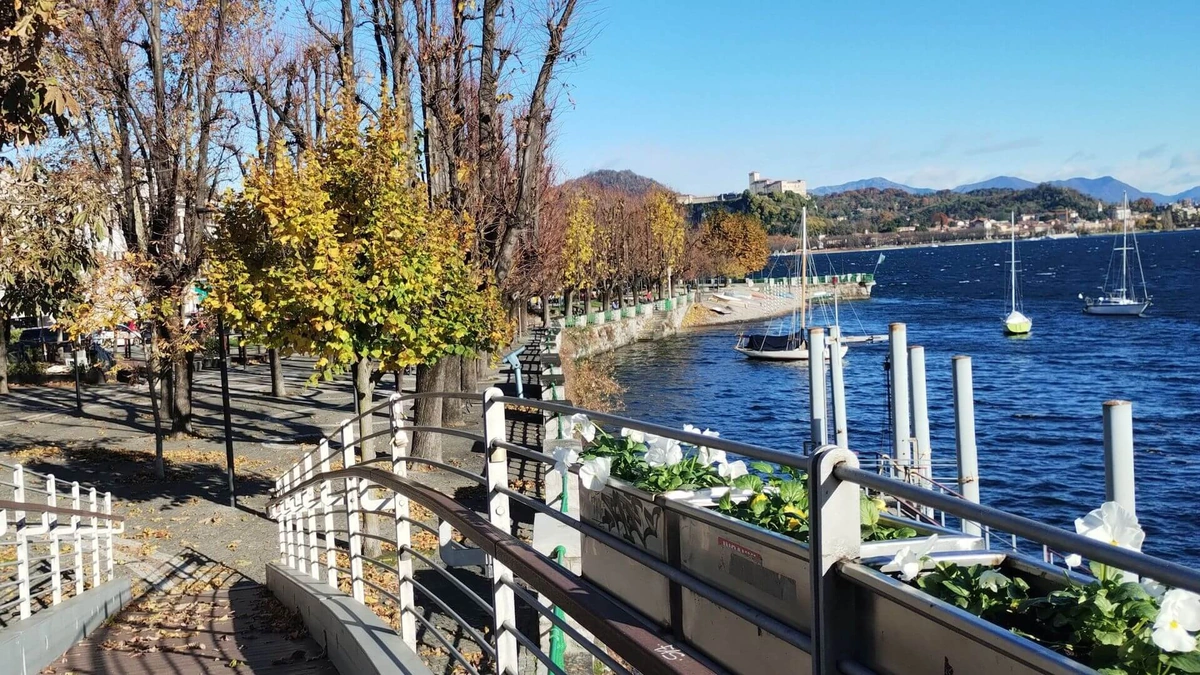Foto del lungo lago di Arona. Sullo sfondo la Rocca di Angera.