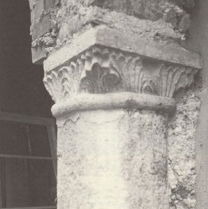 Pilastro e capitello dell'abbazia benedettina reimpiegati in un'abitazione privata
