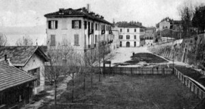 La Nautica e piazza Gorizia. Si notino il logo dell’Associazione, la staccionata che delimita l’area e le piante all’interno (decenni iniziali del Novecento)