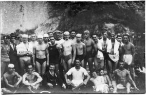 Nautica, Anni Venti: Nuotatori (al centro in piedi, con basco bianco e maglietta della Balilla, Ponti e in basso, terzo da destra, De Micheli)