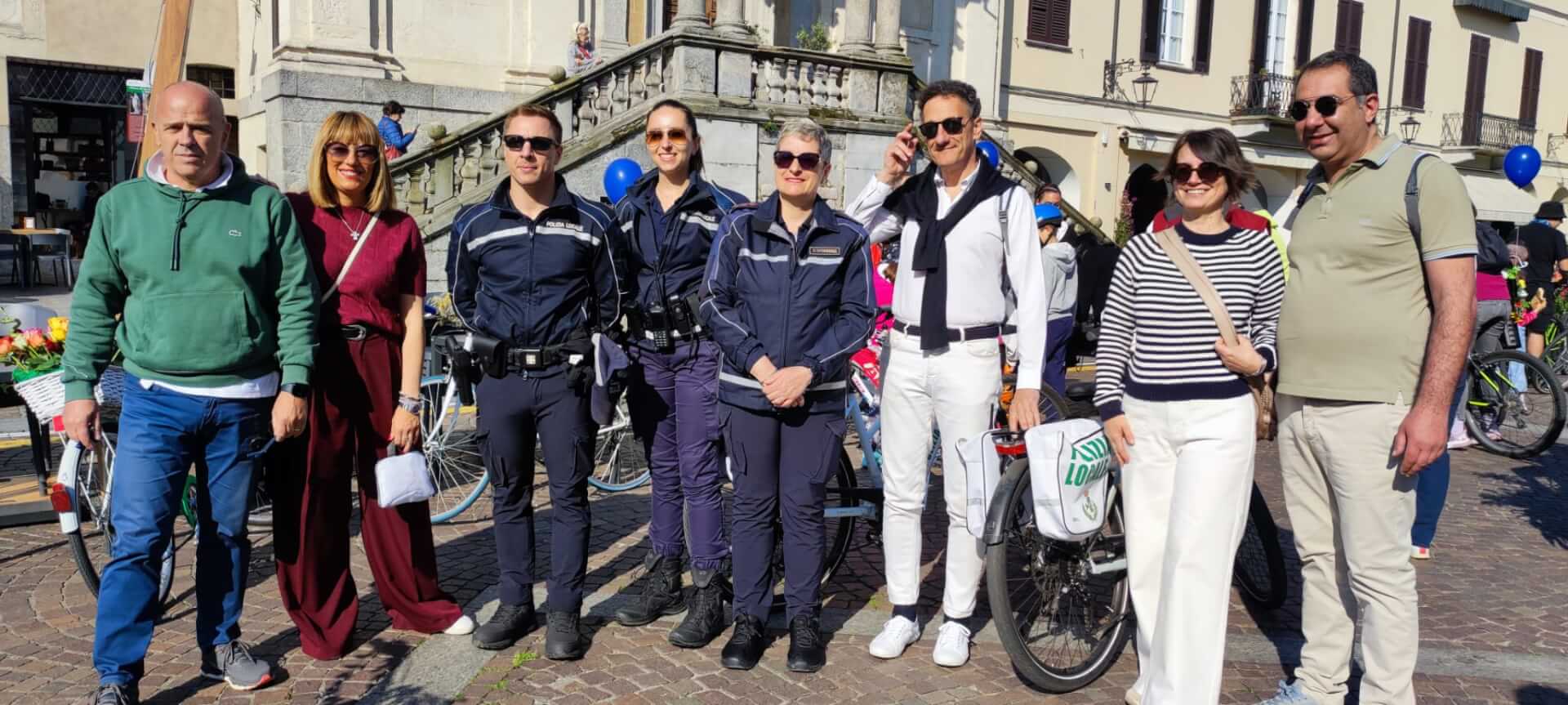 I rappreentanti dell’Amministrazione comunale di Arona, insieme ad Alberto Tampieri della Pro loco di Arona e alla Polizia Municipale alla partenza della Biciclettata